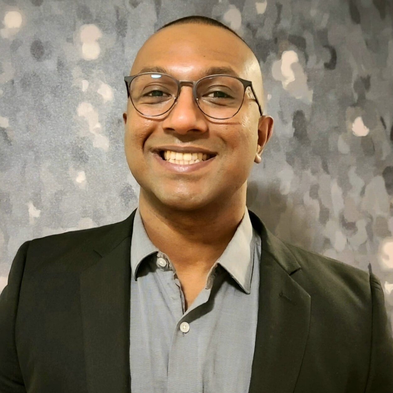 Stephen Van Xavier headshot